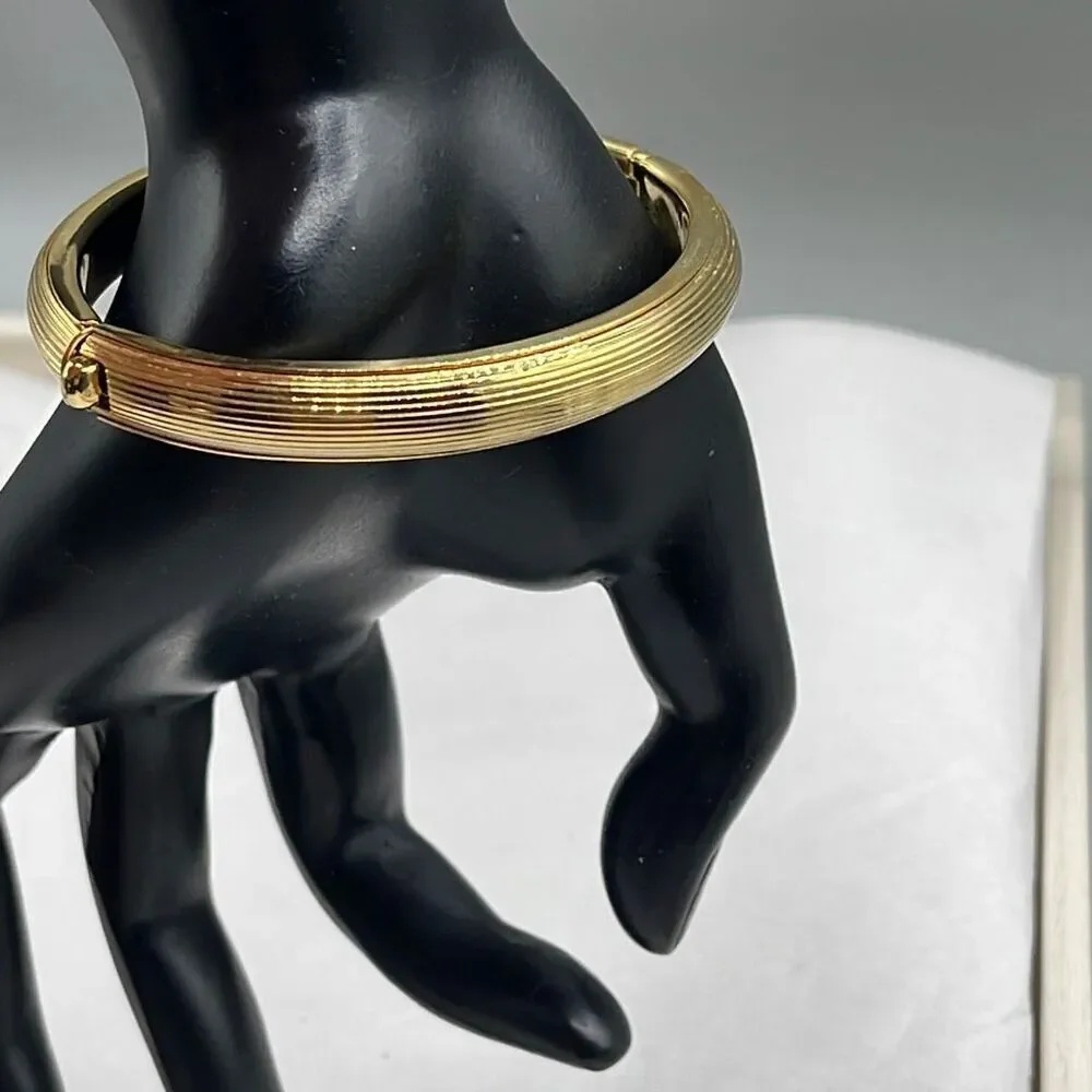 Vintage ribbed gold colored hinged bangle